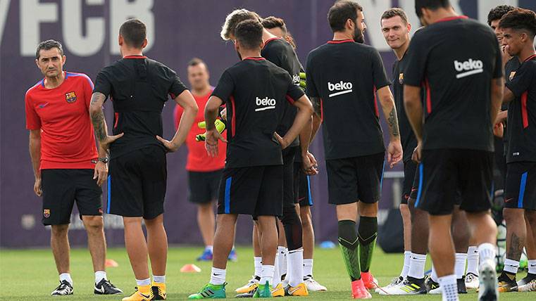 Ernesto Valverde in a training of the FC Barcelona | FCB