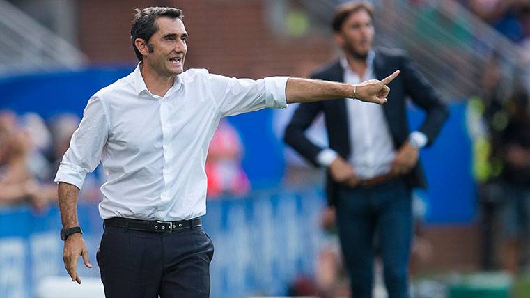 Ernesto Valverde in a party of the FC Barcelona