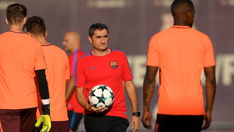 Ernesto Valverde, durante un entrenamiento del FC Barcelona