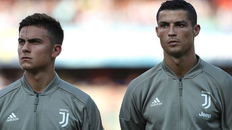 Paulo Dybala, junto a Cristiano Ronaldo antes de un partido de la Juventus
