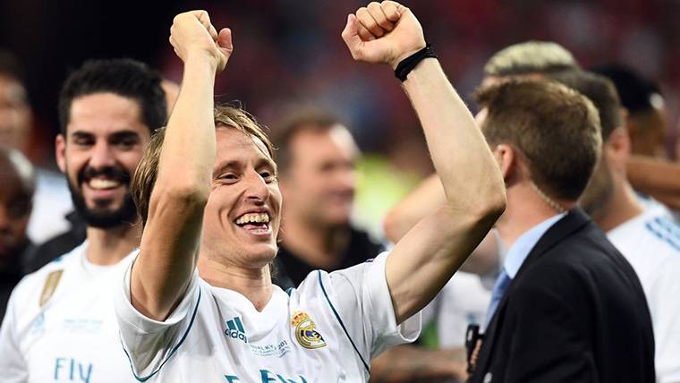 Luka Modric, celebrando la Champions League ganada por el Real Madrid