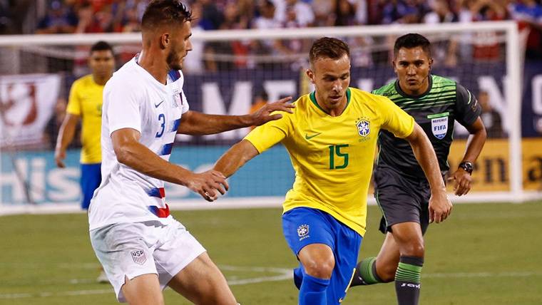 Arthur Melo, durante su debut oficial con la selección de Brasil