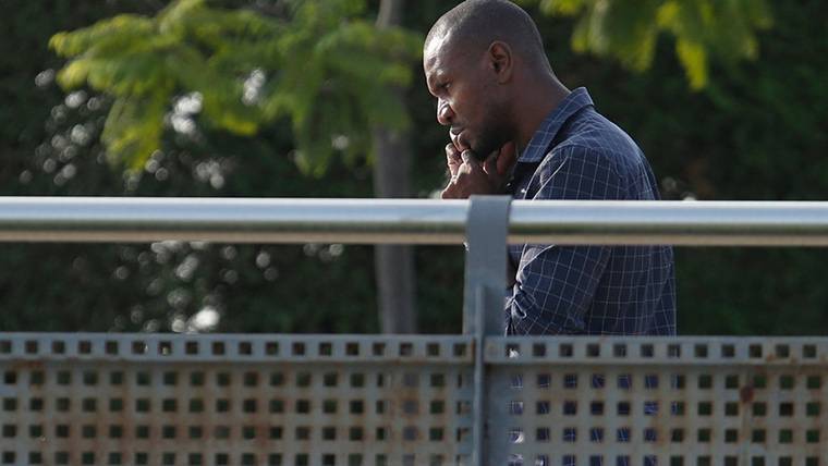 Éric Abidal, 'hunted' speaking by telephone in the Ciutat Esportiva