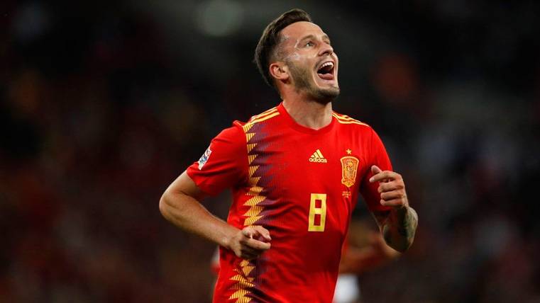 Saúl Ñíguez celebra un gol con la selección española