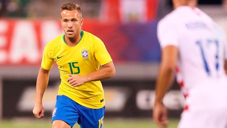 Arthur en un partido con la selección brasileña | @Arthurmelo