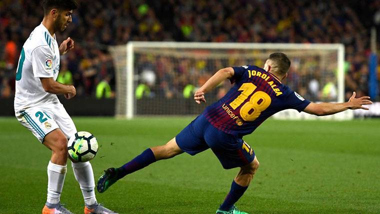 Jordi Alba, defendiendo una acción de Marco Asensio