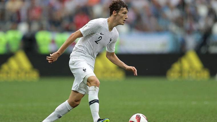 Benjamin Pavard, durante un partido con la selección de Francia