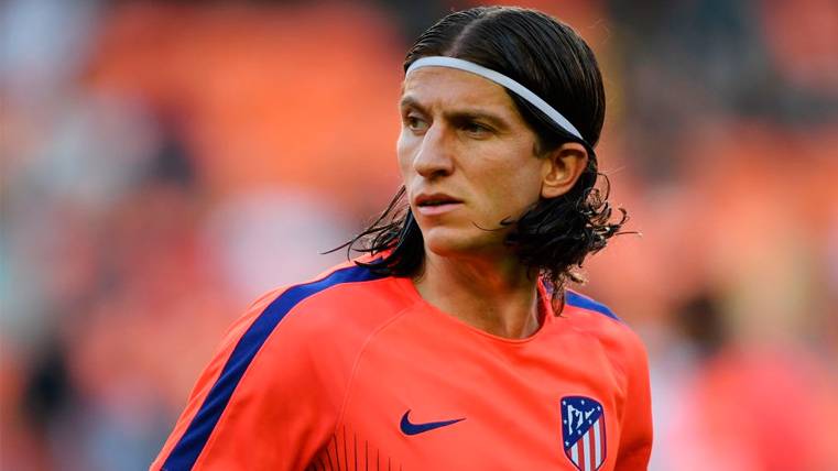 Filipe Luis in a warming of the Athletic of Madrid