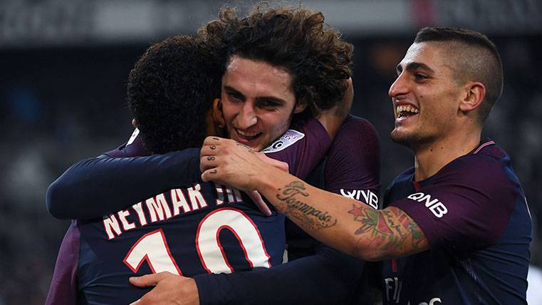 The players of the PSG celebrate a goal in Tie it 1