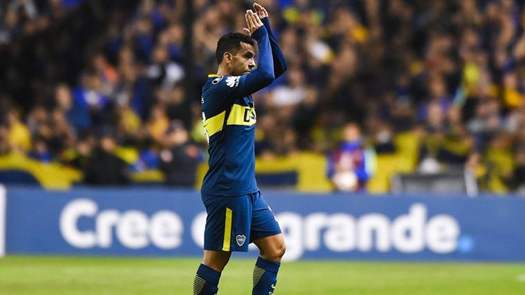 Carlos Tévez, aplaudiendo a la hinchada de Boca Juniors