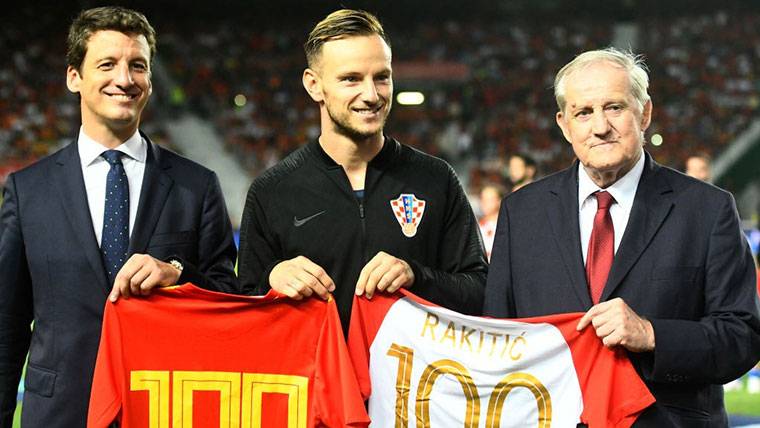 Ivan Rakitic, recibiendo un homenaje en Elche por sus 100 internacionalidades