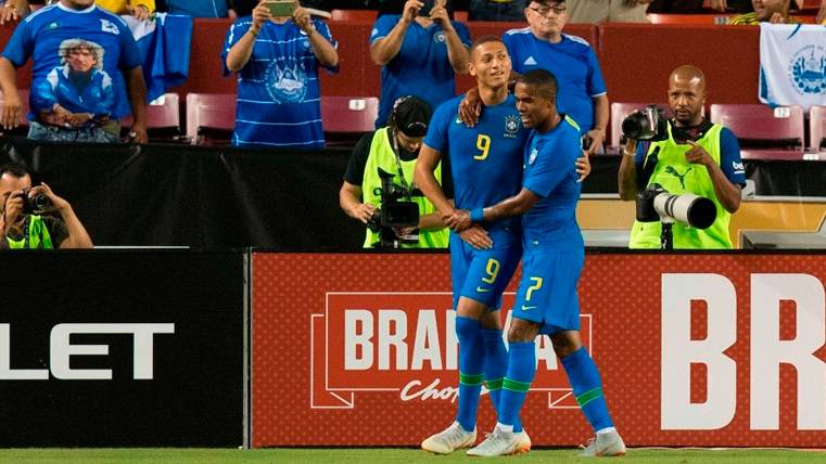 Richarlison y Douglas Costa celebran un gol de Brasil