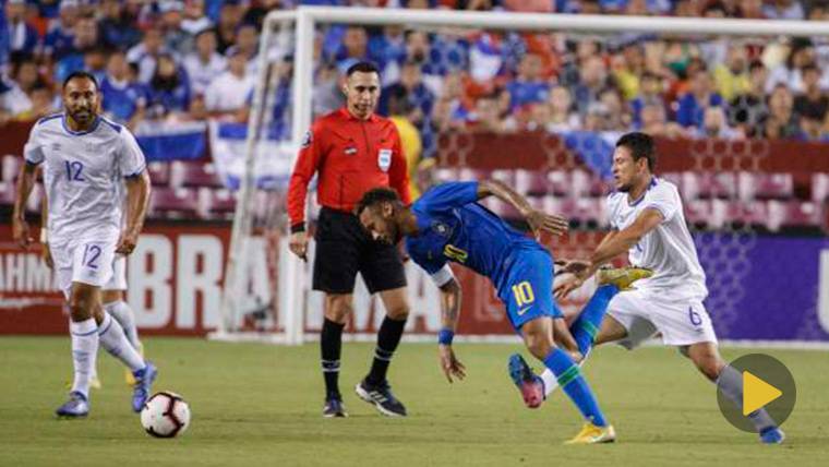 Neymar Jr, recibiendo una falta durante el último partido de Brasil