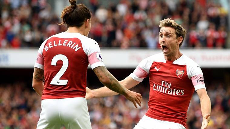 Nacho Monreal, celebrando un gol del Arsenal junto a Bellerín