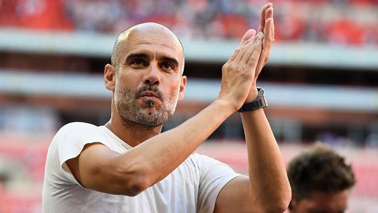 Pep Guardiola, aplaudiendo tras un partido del Manchester City