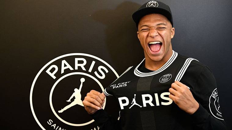 Kylian Mbappé, kidding with the new T-shirt of the PSG