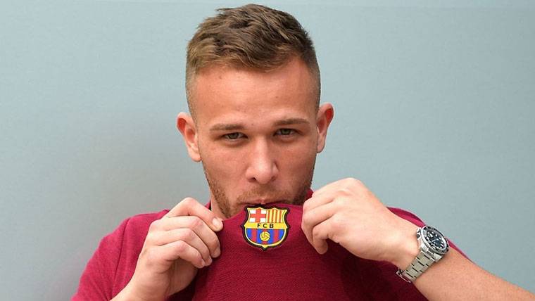 Arthur Melo, besando the shield of the FC Barcelona
