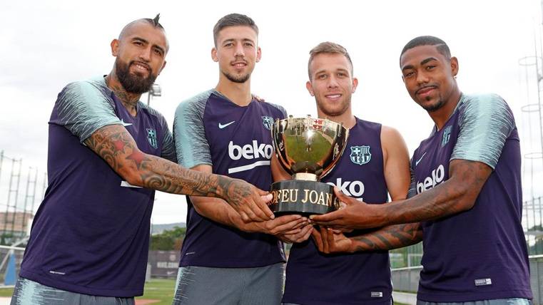 Los fichajes del FC Barcelona 2018-19 posan con el Trofeo Joan Gamper | FCB