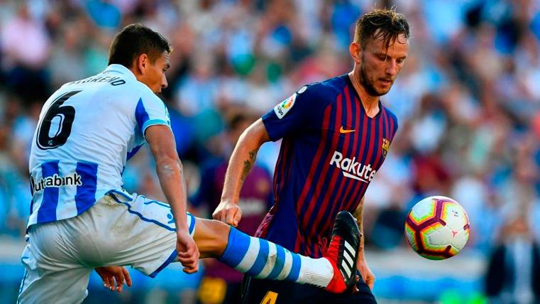 Héctor Moreno e Ivan Rakitic pugnan por un balón