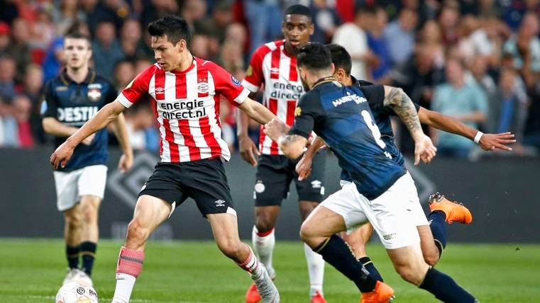 Hirving Lozano en un partido del PSV Eindhoven