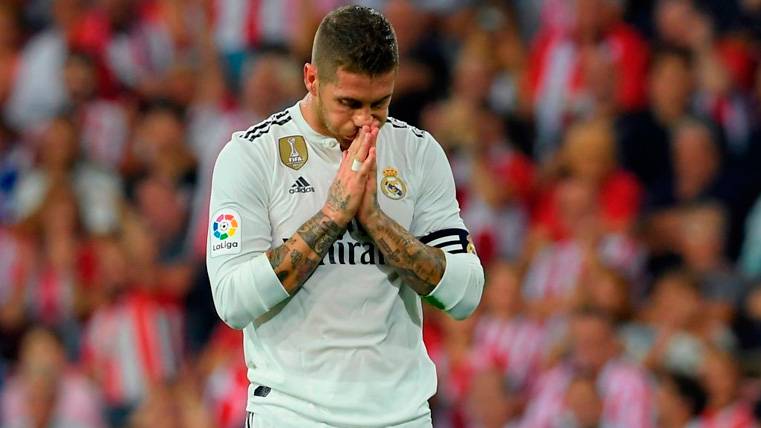 Sergio Ramos se lamenta en un partido del Real Madrid