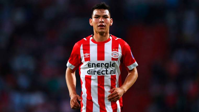 Hirving Lozano en un partido del PSV Eindhoven