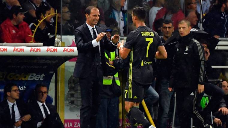 Massimiliano Allegri y Cristiano Ronaldo en un partido de la Juventus