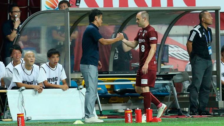 Takayuki Yoshida saluda a Andrés Iniesta tras una sustitución