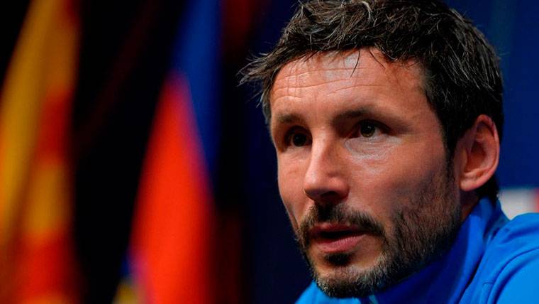 Van Bommel habló sobre MMessi, pero no sobre Iniesta