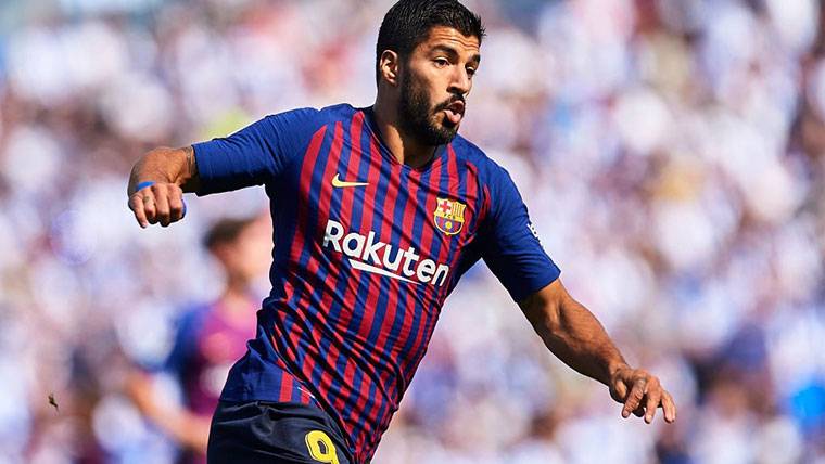 Luis Suárez, a punto de marcar un gol con el FC Barcelona