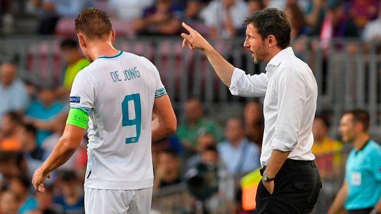 Mark go Bommel indicates to Luuk of Jong in a party of Champions