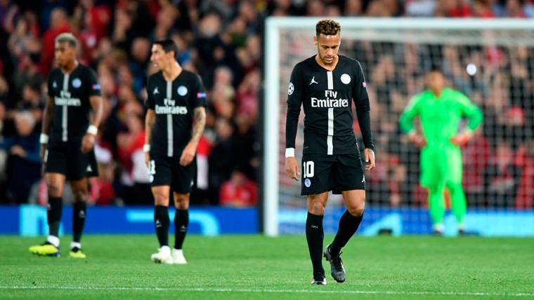 Los jugadores del PSG se lamentan tras un gol encajado en Champions