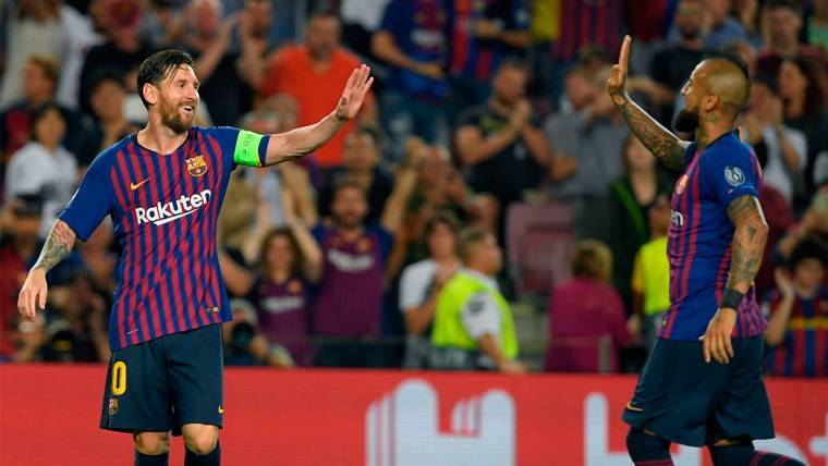 Leo Messi celebrates a goal of the FC Barcelona with Arturo Vidal