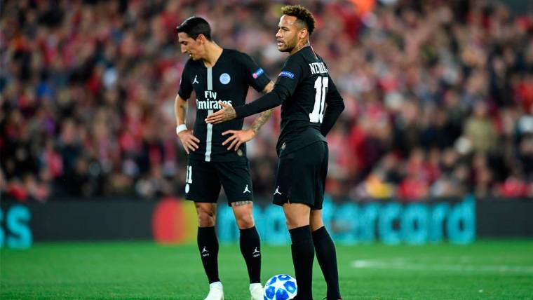 Neymar Protests during a party with Paris Saint-Germain