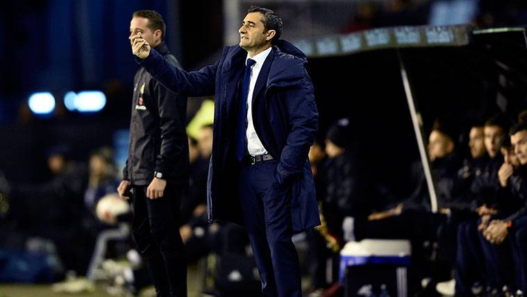 Ernesto Valverde in the bench of the FC Barcelona