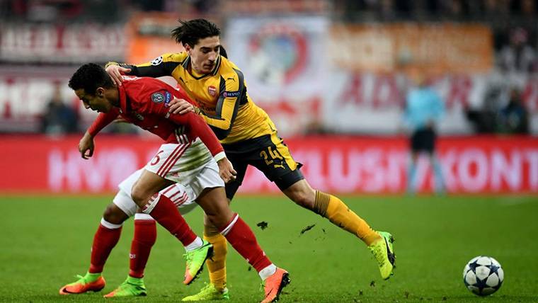 Bellerín, luchando por arrebatar un balón a Thiago Alcántara
