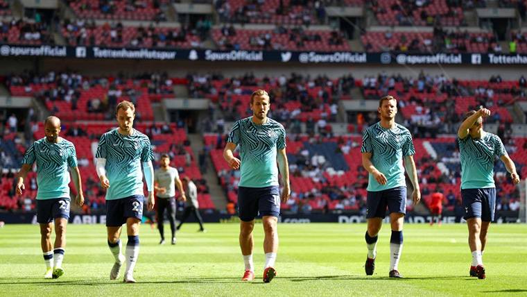 El Tottenham, calentando en el estadio de Wembley antes de un partido