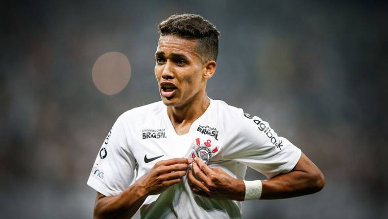 Pedrinho, celebrando un gol marcado con Corinthians