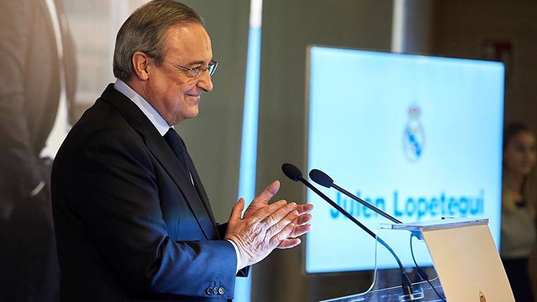 Florentino Pérez, durante una conferencia con el Real Madrid