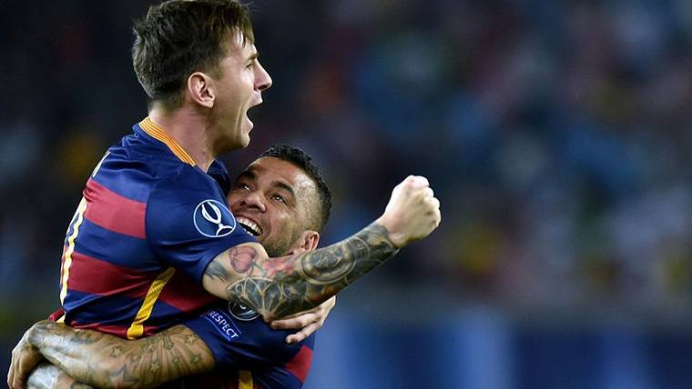 Leo Messi, abrazándose con Dani Alves al celebrar un gol