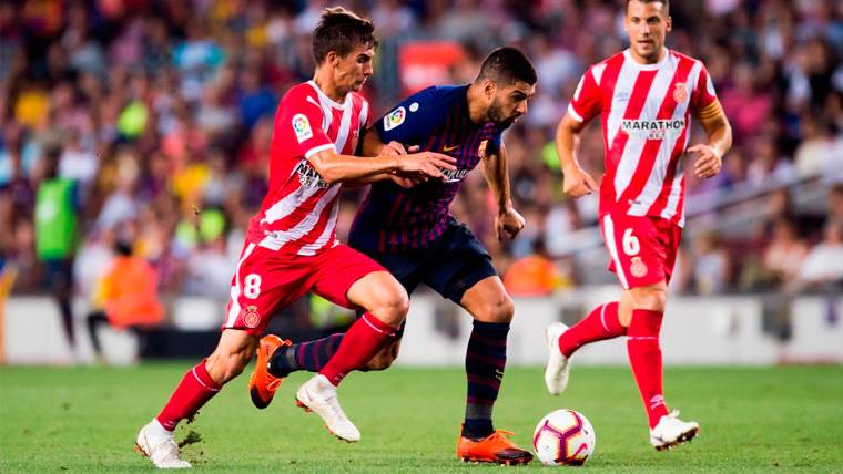 Pere Pons y Luis Suárez pugnan por un balón