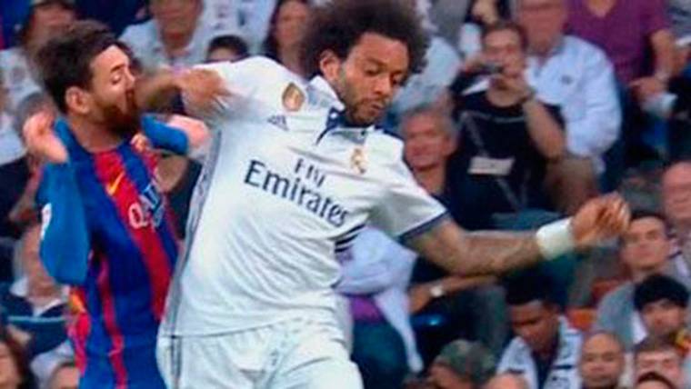 Marcelo, propinando un codazo a Lionel Messi en un Clásico