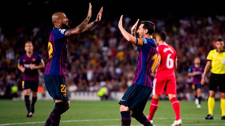 Arturo Vidal and Leo Messi celebrate a goal of the FC Barcelona