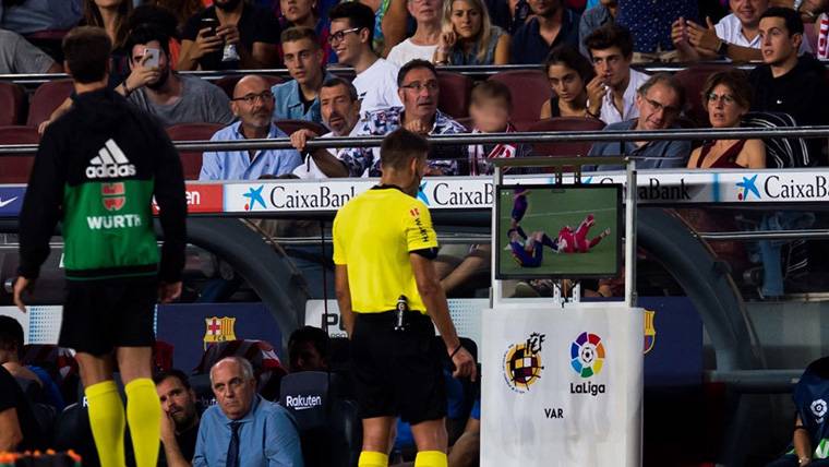 Gil Manzano, analysing the action of Clément Lenglet in the VAR