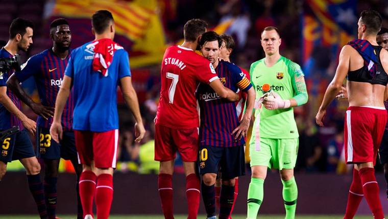 Leo Messi y Stuani, saludándose tras el FC Barcelona-Girona