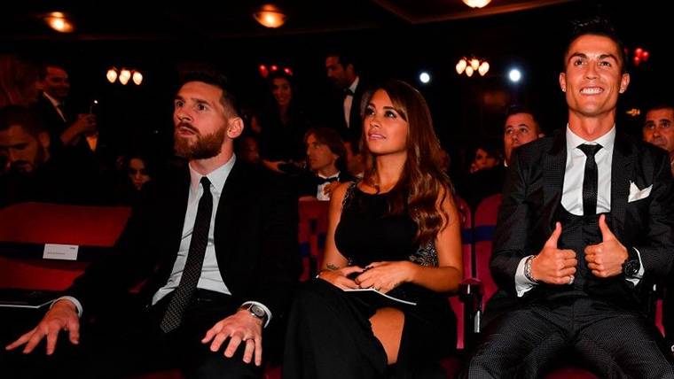 Leo Messi, Antonella y Cristiano Ronaldo, durante una gala The Best