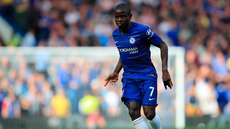 N'Golo Kanté In a party of Chelsea in the Premier League