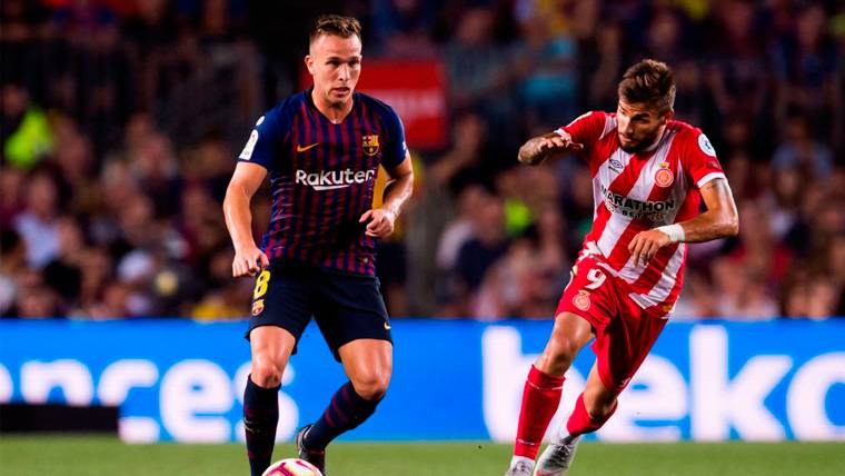 Arthur en un partido con el FC Barcelona