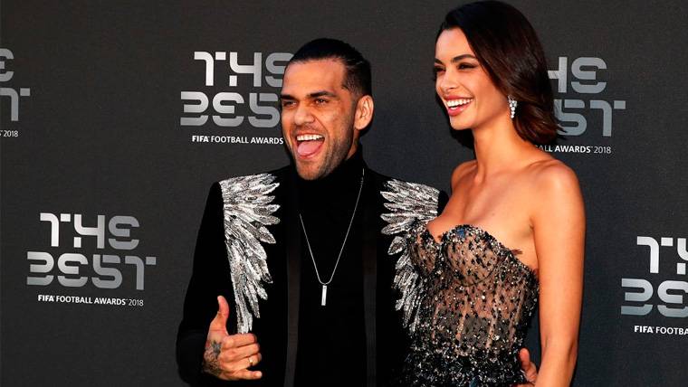 Dani Alves And Joana Sanz in the green carpet of the FIFA The Best