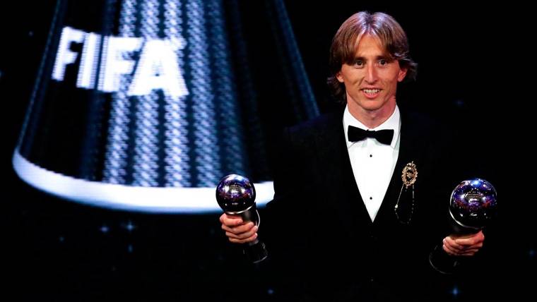Luka Modric posa con los premios al Mejor Jugador y el Once Ideal